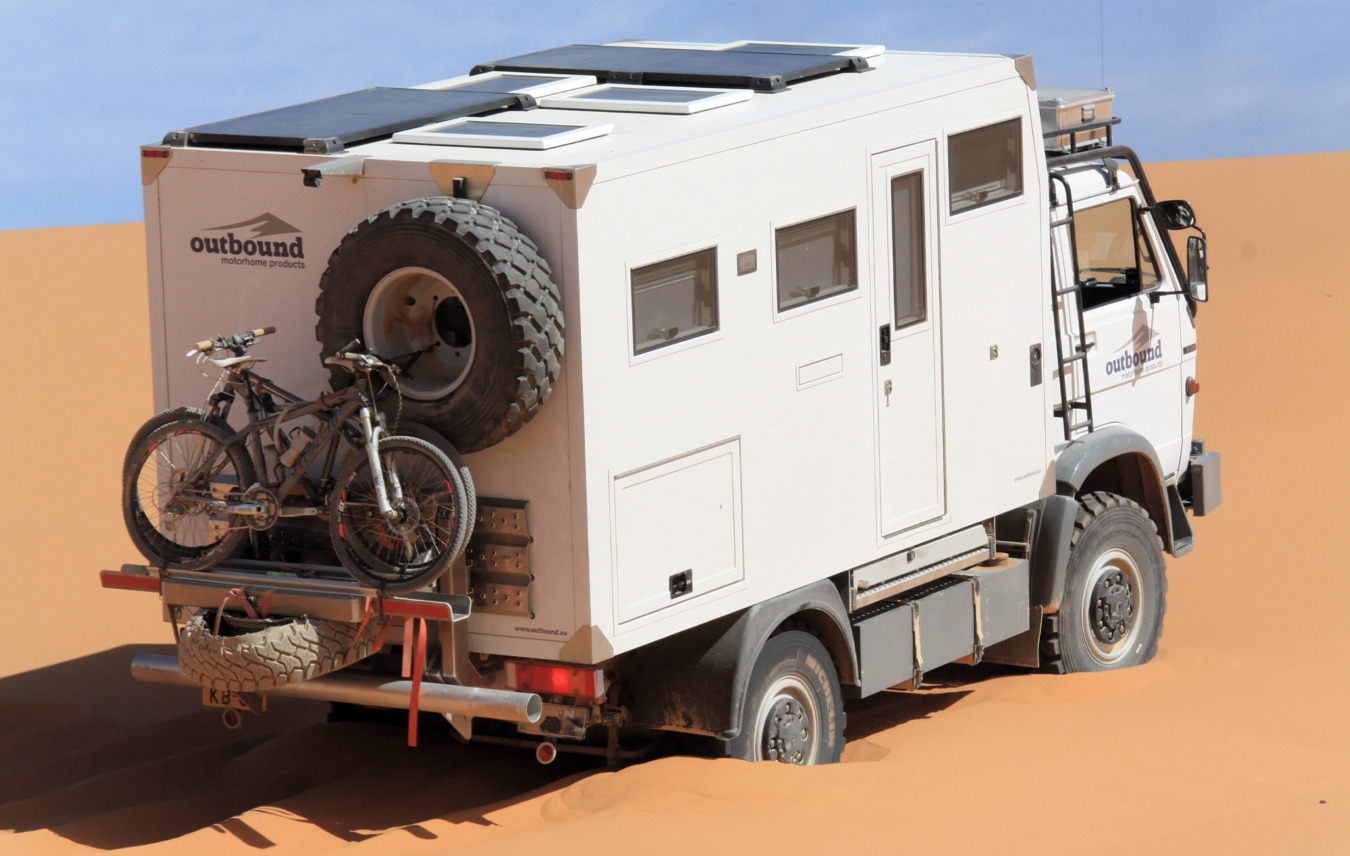 Boven aanzicht van dakramen in een expeditie voertuig 