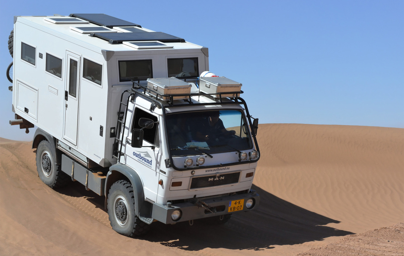 Boven aanzicht van dakramen in een expeditie voertuig